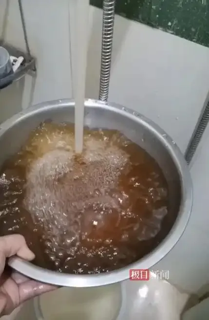 自来水黄得像酱油 水务部门:没问题