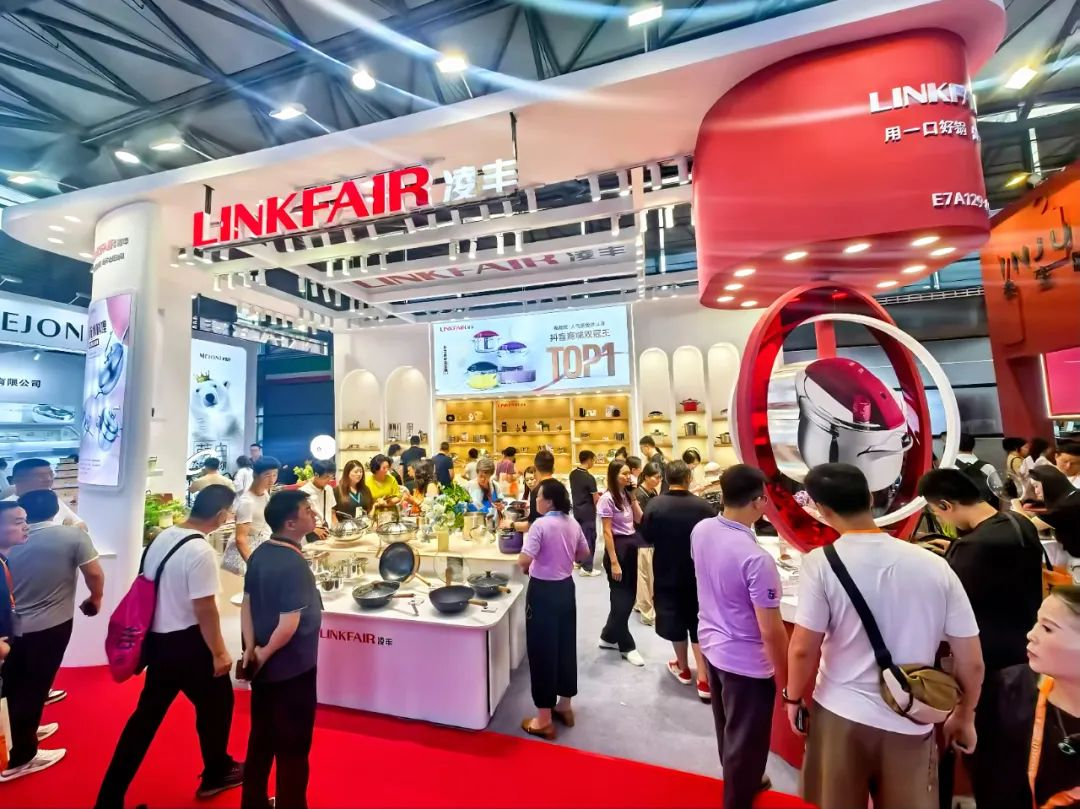 第118届中国日用百货商品交易会凌丰展位前人流如织 图源：凌丰集团微信公众号