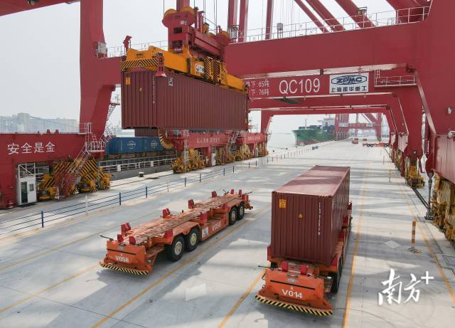 广州港南沙港区四期全自动化码头是粤港澳大湾区首个全新建造的自动化码头。南方日报记者 符超军 摄
