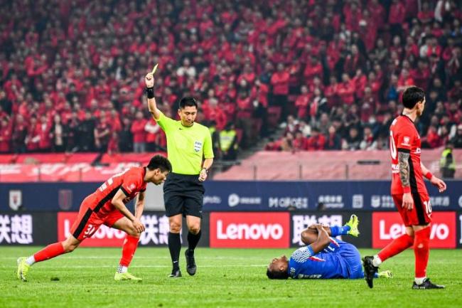 海港主帅：裁判尺度不统一难以接受