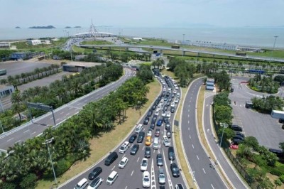 车辆经港珠澳大桥“北上”。新华社发 车辆经港珠澳大桥“北上”。新华社发