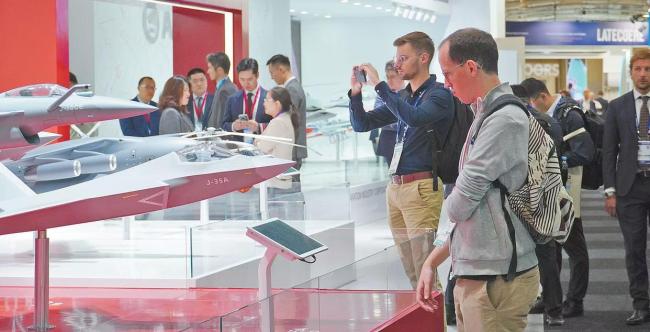 中国明星战机组团亮相巴黎航展