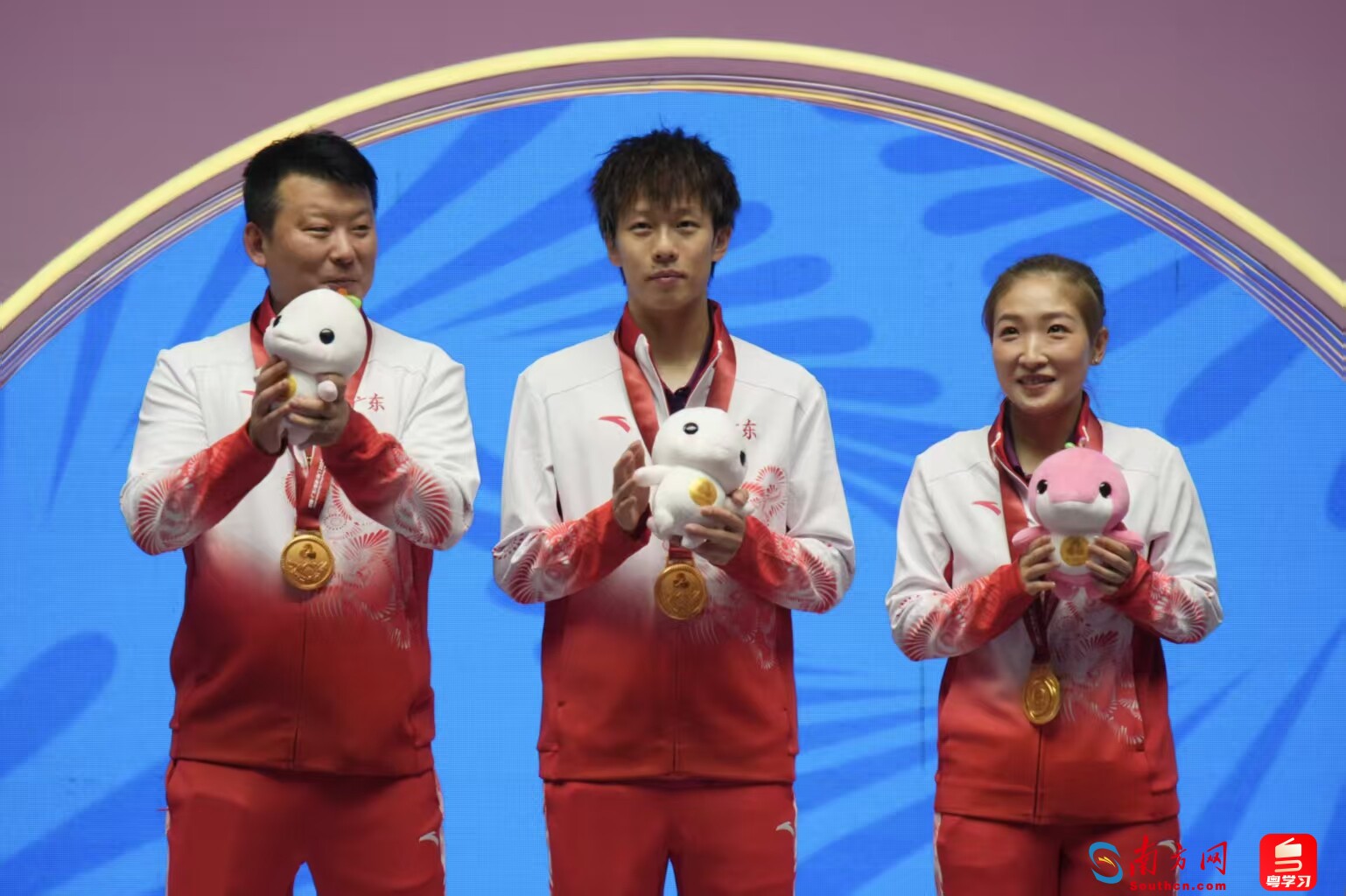 颁奖仪式上，刘诗雯获得唯一的“乐融融”玩偶。