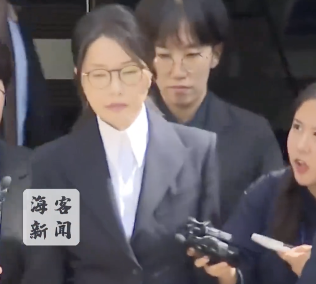 金建希被捕前最后一次公开亮相走路摇摇晃晃！