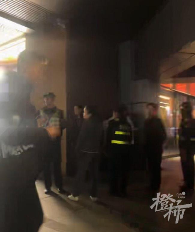 男子抢夺珠宝店手镯被外卖员控制