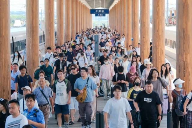 全国铁路迎来返程客流高峰。 全国铁路迎来返程客流高峰。
