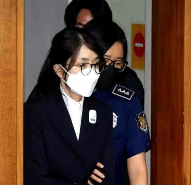 金建希被求刑15年，由两人搀扶出庭，双腿发软，头发花白，形象大变