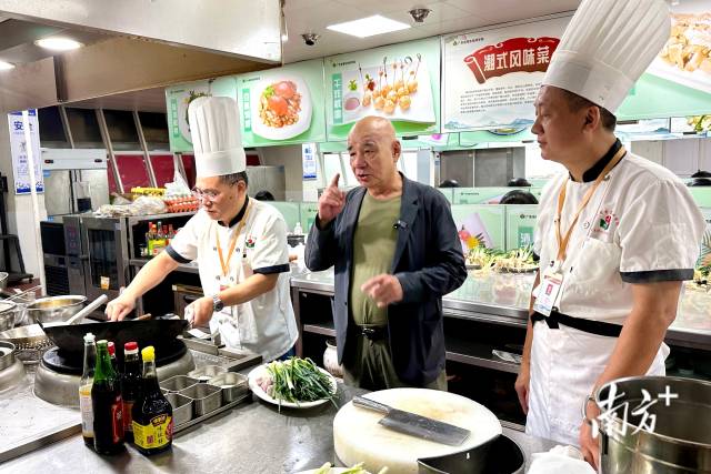潮菜烹饪技艺非遗传承人钟成泉（中）现场授课。杨立轩 摄