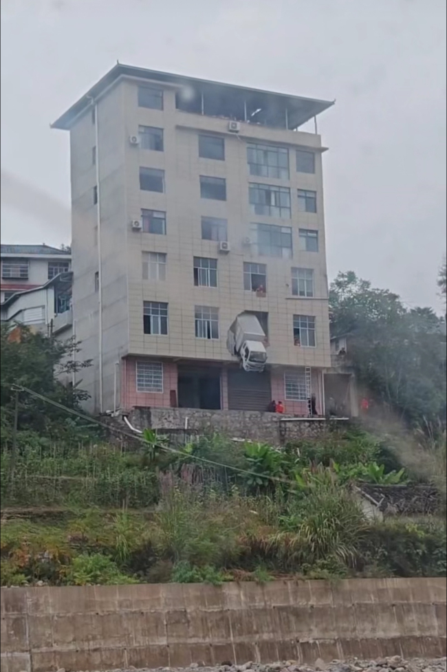 货车穿过2楼悬空卡住系操作不当