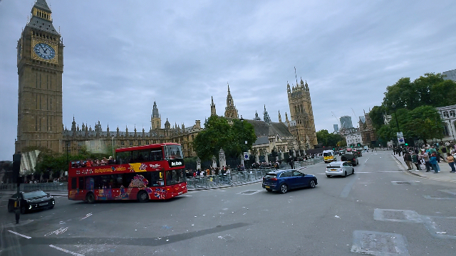 伦敦超10万人参加反移民游行，马斯克视频亮相呼吁英国“更换政府”
