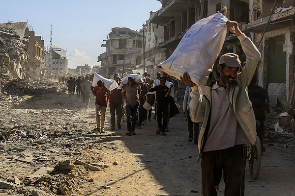 6.7万巴勒斯坦人死亡!以军一边撤退一边放狠话,加沙人涌向被毁的家园