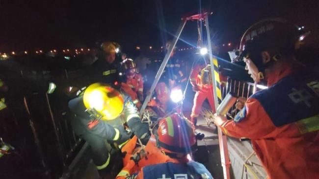 工人不慎掉入污水井 消防紧急救援