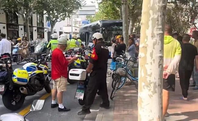 上海一男子开斗气车致公交车撞树