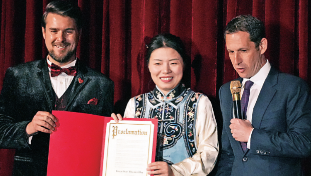 市长罗伟向罗杰（Roger Pincombe）、楚沛（Alice Chu）夫妻宣布4月5日为“大明星戏院日”。