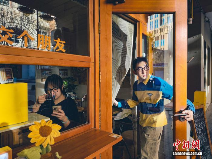 “Z世代”重塑中国酒饮消费观 “微醺社交”成都市新风尚