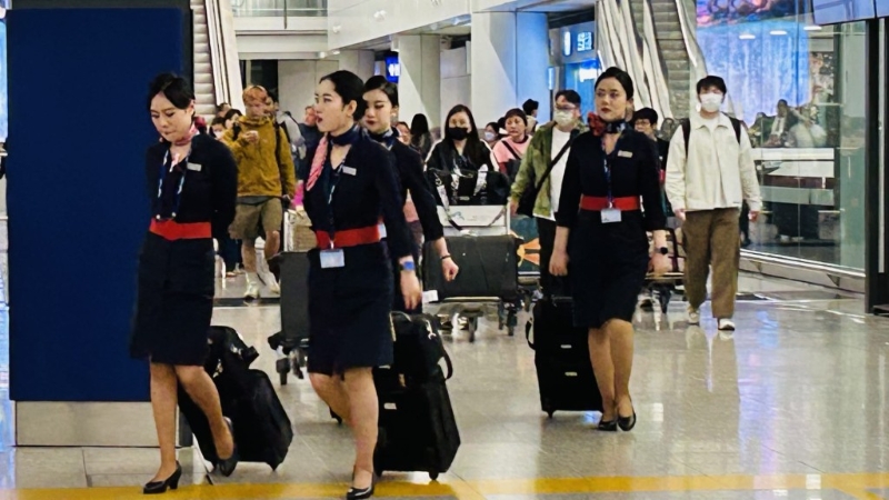 涉事航班空服人员与乘客一同于周五（21日）凌晨返抵香港。 蔡楚辉摄