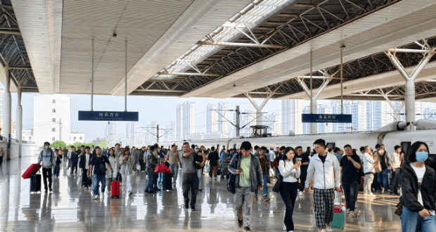 五一黄金周，内地铁路预计日均发送旅客约1800万人次。