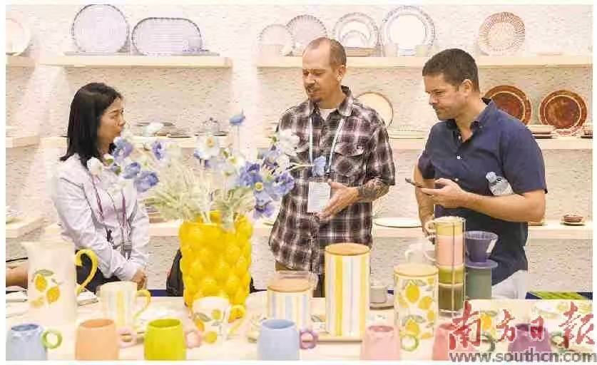 境外采购商正在采购洽谈。