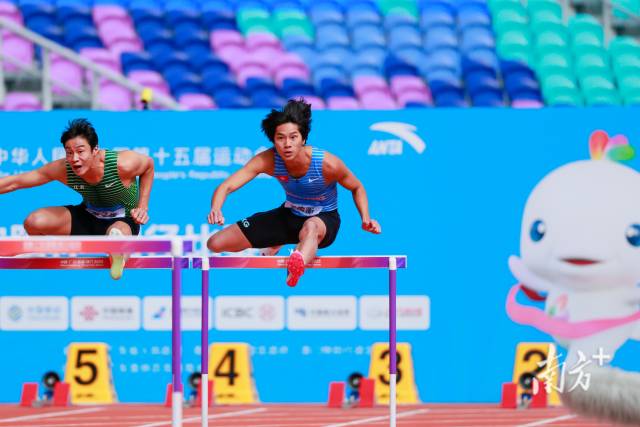 香港跨栏选手张绍衡（右）。