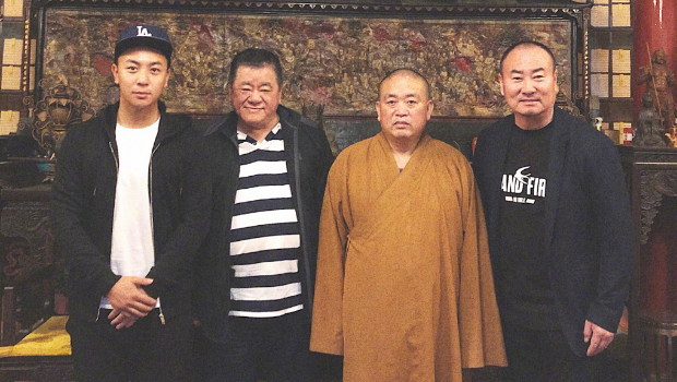 释小龙（左1）曾晒和释永信（右2）合照。