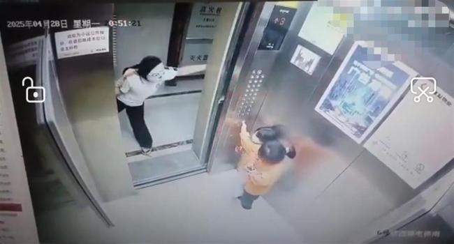 女子戴面具恐吓小孩后道歉