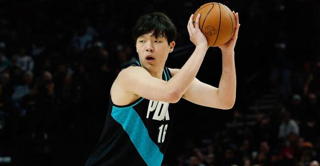 媒体人：杨瀚森比赛感觉明显提升不少