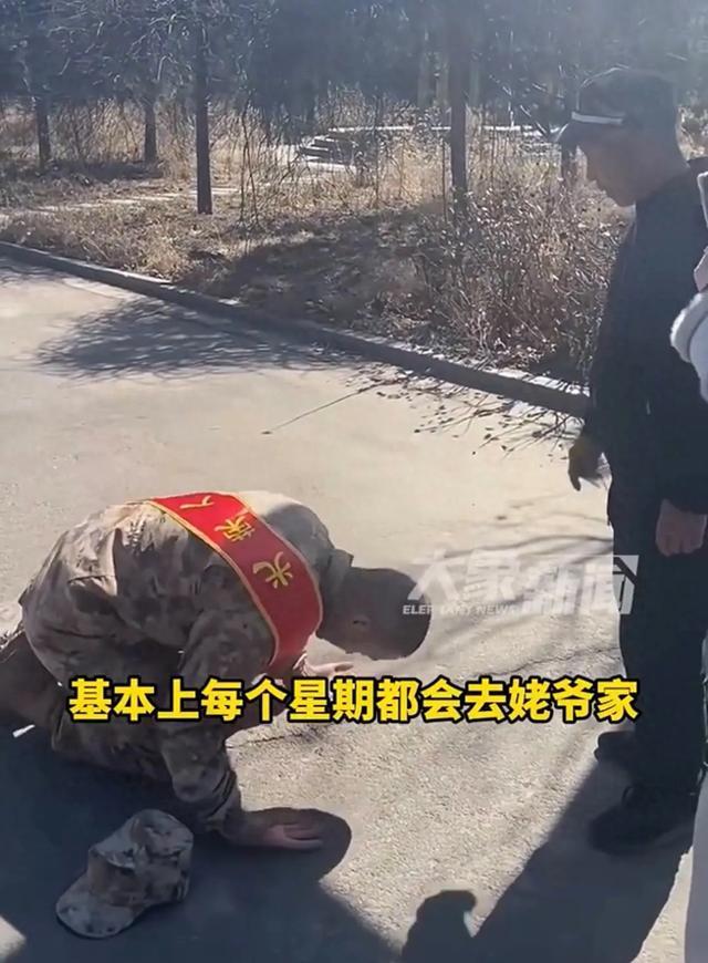 小伙入伍临行前给85岁姥爷磕头