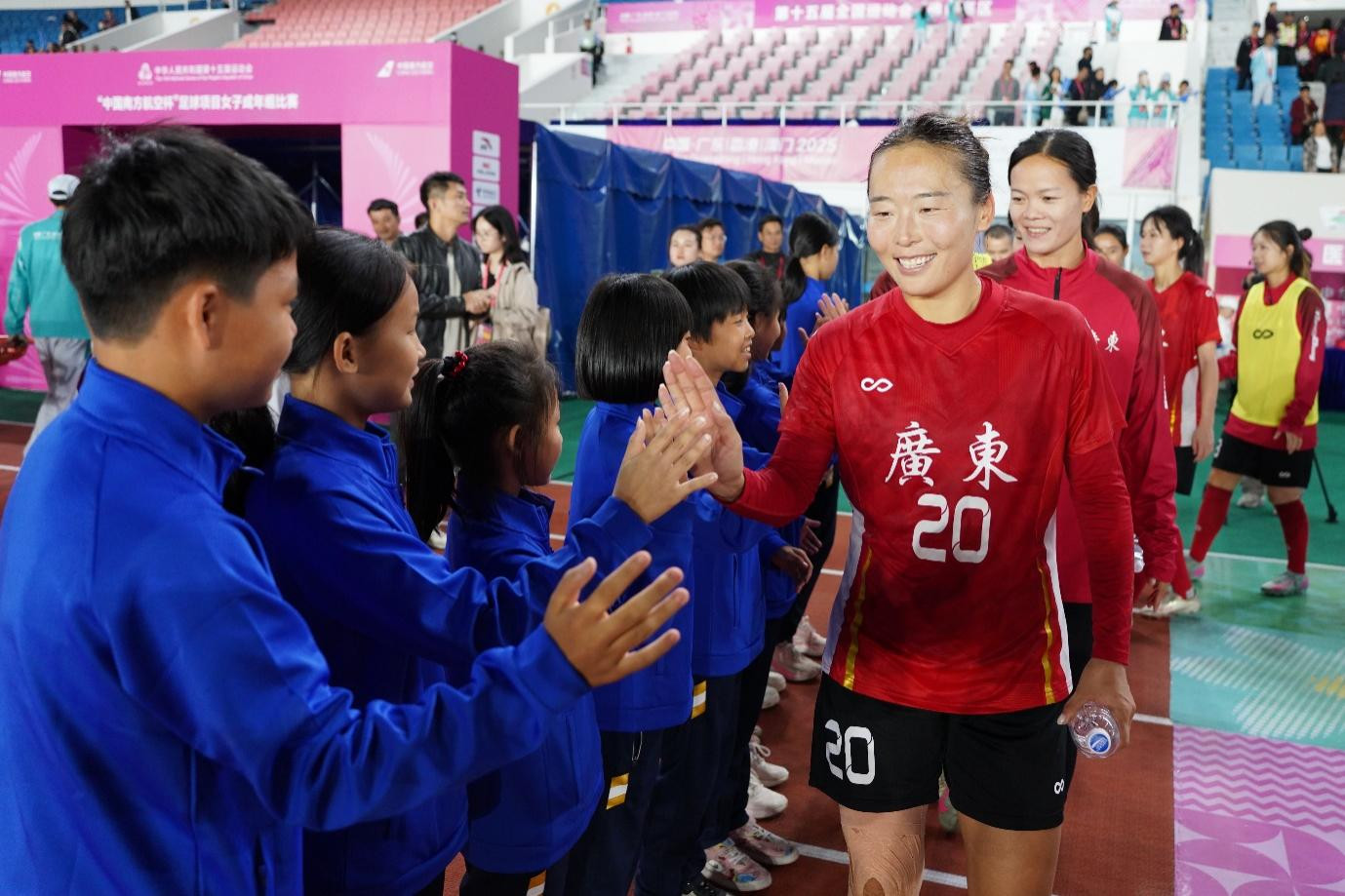 广东女足和小女足队员们一一击掌