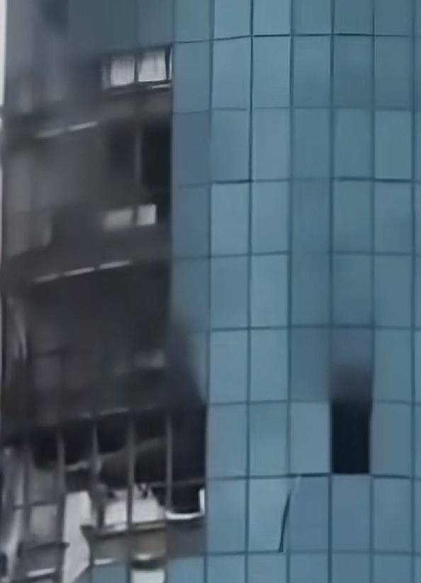 俄车臣首府遭袭 高楼被无人机炸大洞