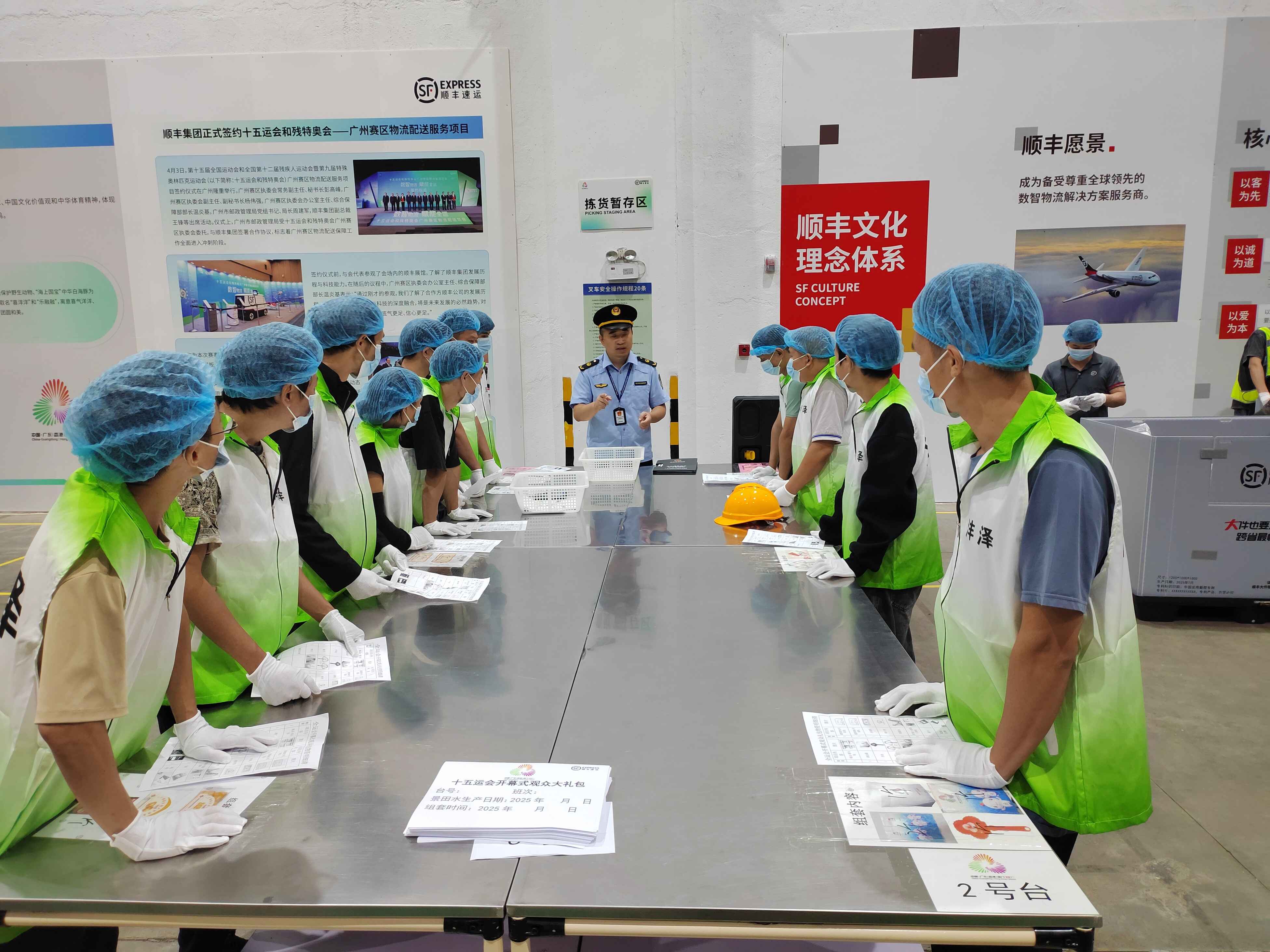 执法人员讲解食品分拣规范