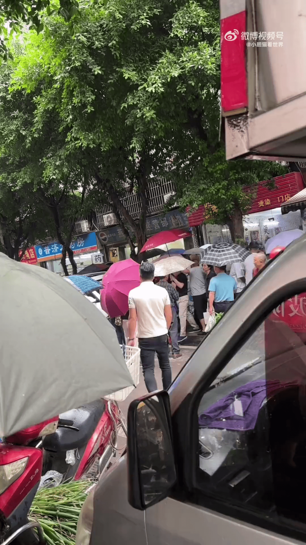 网传影片,事发后多人现场围观。 网传影片,事发后多人现场围观。