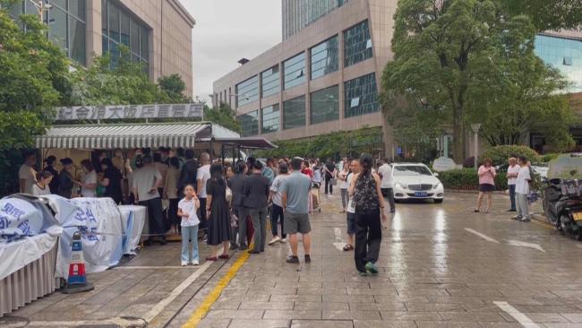 贵阳一五星级酒店街边摆摊 市井烟火新体验