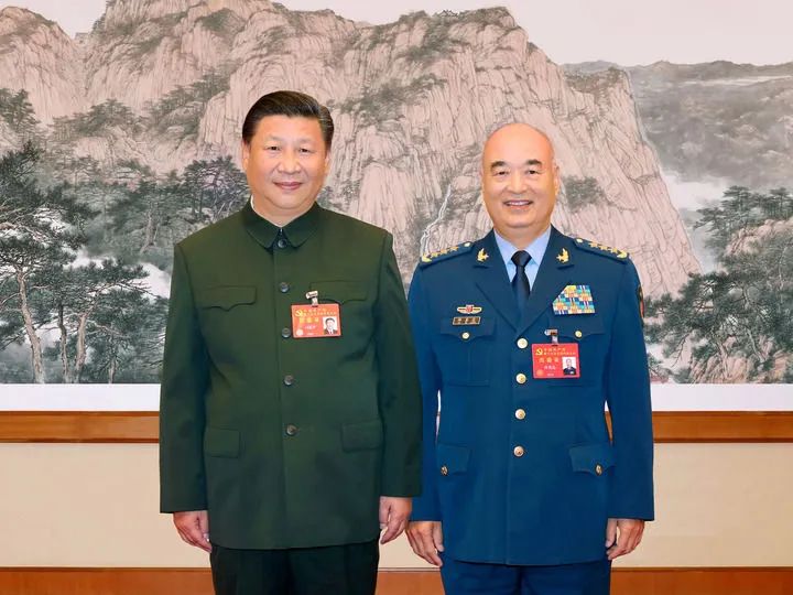 2017年10月26日,习近平同志出席军队领导干部会议时与许其亮同志合影留念。新华社发 2017年10月26日,习近平同志出席军队领导干部会议时与许其亮同志合影留念。新华社发