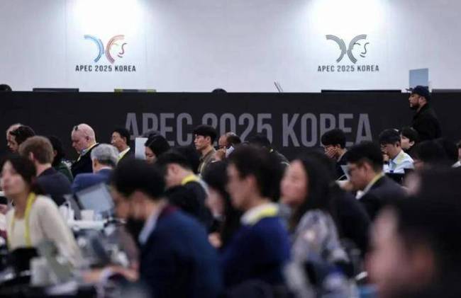 评论员：高市早苗猛踩油门挑衅中国