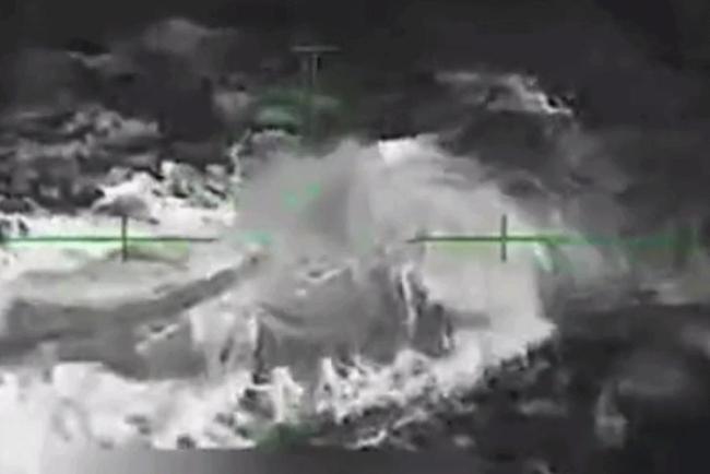 美军摧毁一艘“载有毒品”大型潜艇