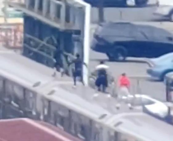 纽约上演真人“地铁冲浪”