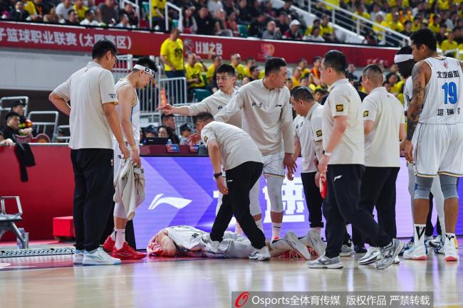 篮协回应曾凡博被刘传兴犯规致重伤