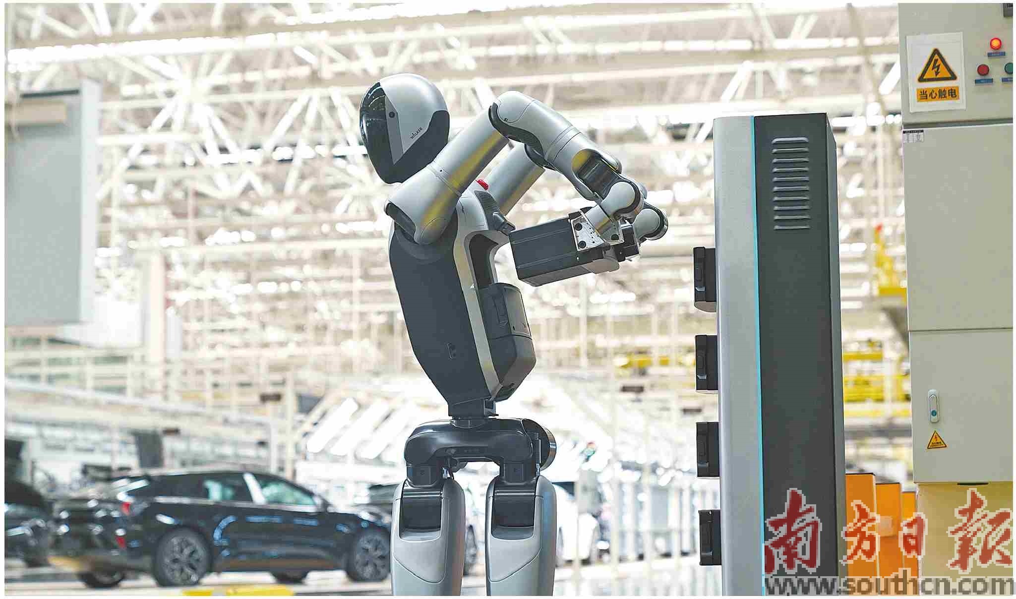 深圳造Walker S2是全球首个实现3分钟自主换电的人形机器人。南方日报记者 朱洪波 通讯员 罗艳 摄