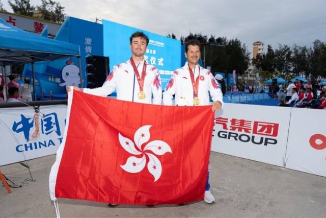 香港特区帆船运动员贝俊龙(左)为香港特区代表团夺得十五运会首枚金牌。(图/中国香港帆船运动总会) 香港特区帆船运动员贝俊龙(左)为香港特区代表团夺得十五运会首枚金牌。(图/中国香港帆船运动总会)