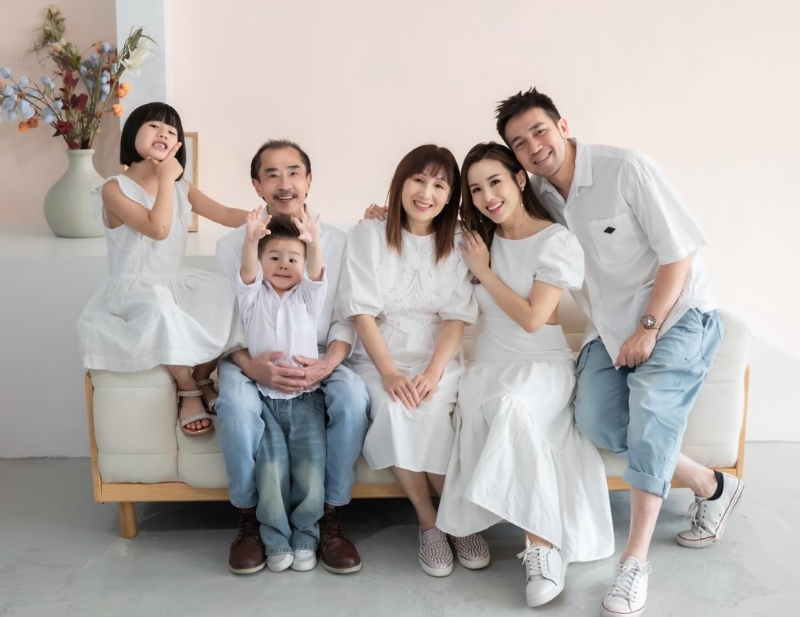 杨洛婷大晒三代同堂的照片。