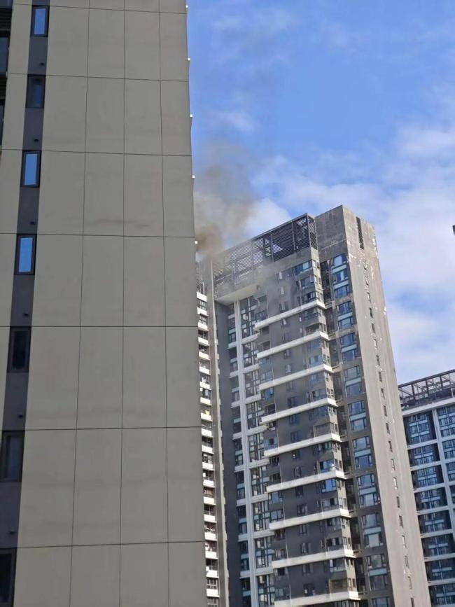 当地回应小区业主疑酒后点火烧楼