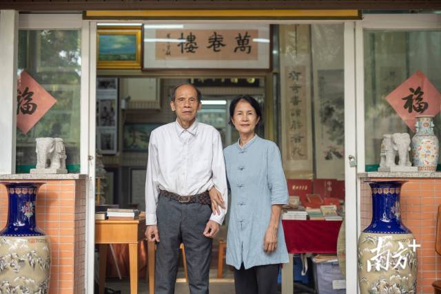 孙永锋与黄国英在万卷楼合影。 孙永锋与黄国英在万卷楼合影。