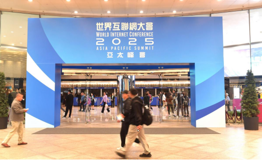 香江畔,新潮翻涌 香江畔,新潮翻涌
