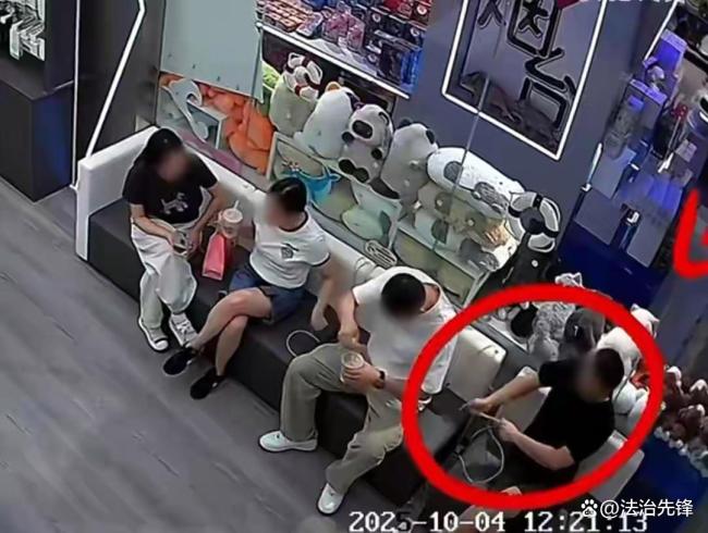 店家设免费充电区 男子充电后把线撕断