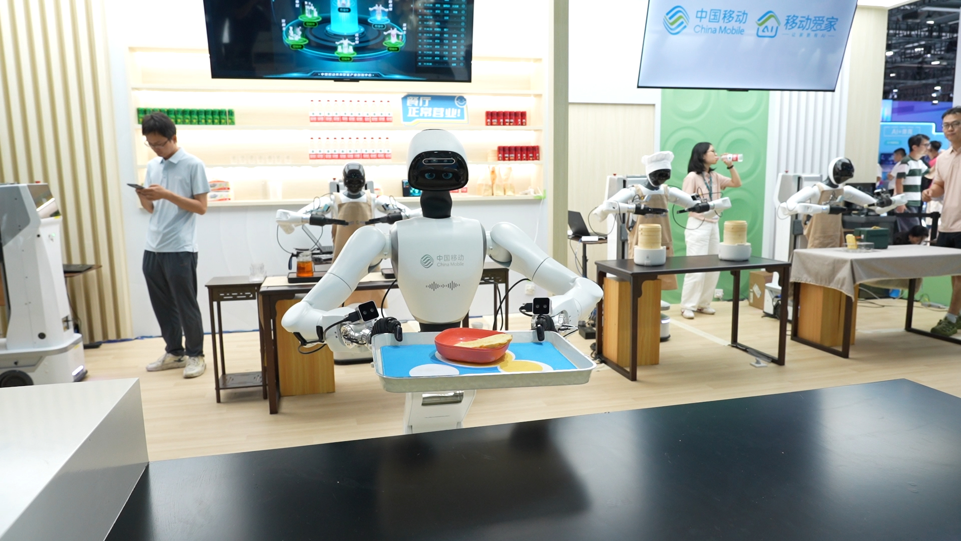 机器人送餐。李卓轩/摄