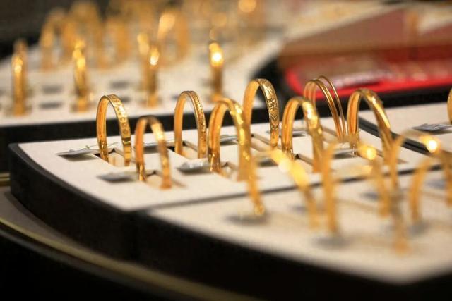 金饰克价首破1400元，再创新高