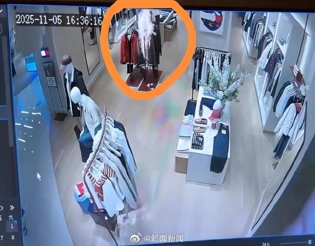 女子点燃商场衣物引发火灾