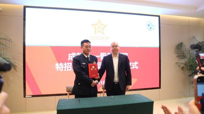 英雄张浩楠收到招聘书