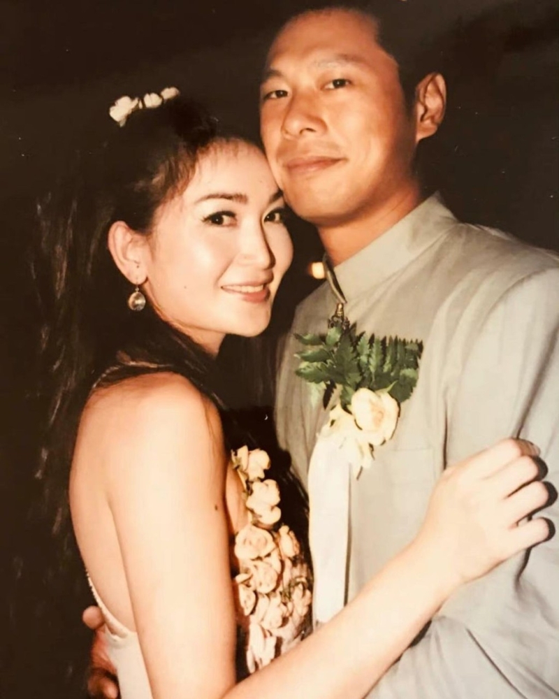 温碧霞与何祖光在2000年结婚。
