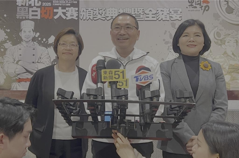 对于民众党有意在2026蓝白合，新北市长侯友宜表示，现阶段应各司其职认真打拼。
